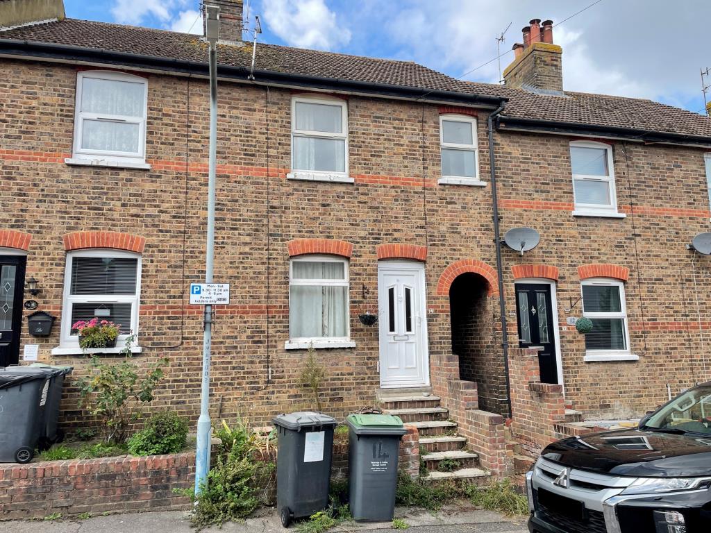 Lot: 146 - THREE-BEDROOM TERRACE HOUSE FOR IMPROVEMENT - 